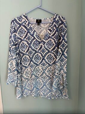 JM Collection Blue and White V-Neck Medallion Print Top